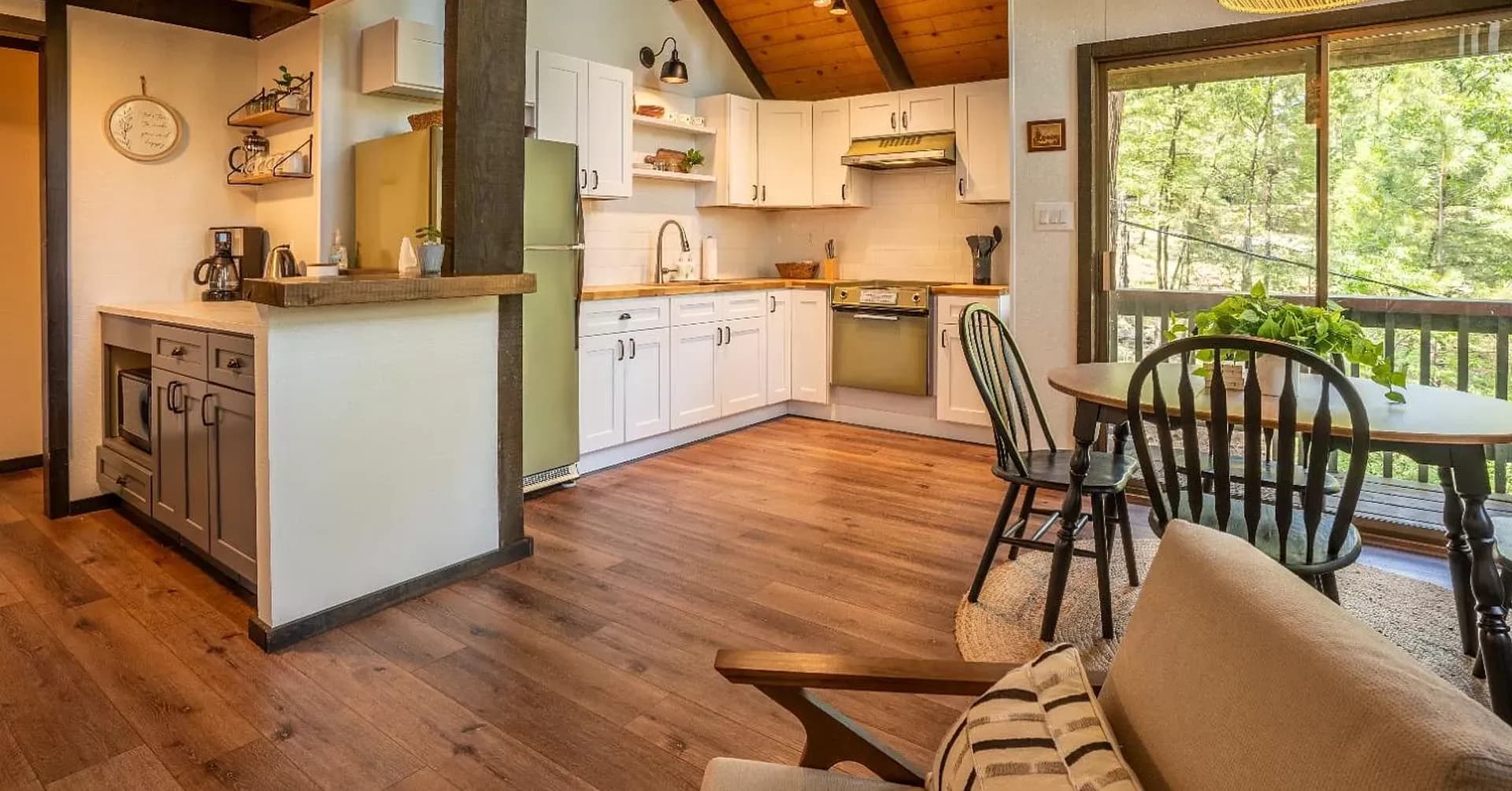 Luxury house rental in Arnold CA with cozy cabin interior and modern amenities for a Sierra Nevada getaway